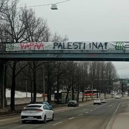 banderolli sillalla autotien yllä jossa lukee VAPAA PALESTIINA! /// banner hanging from a bridge above a street reading FREE PALESTINE in Finnish